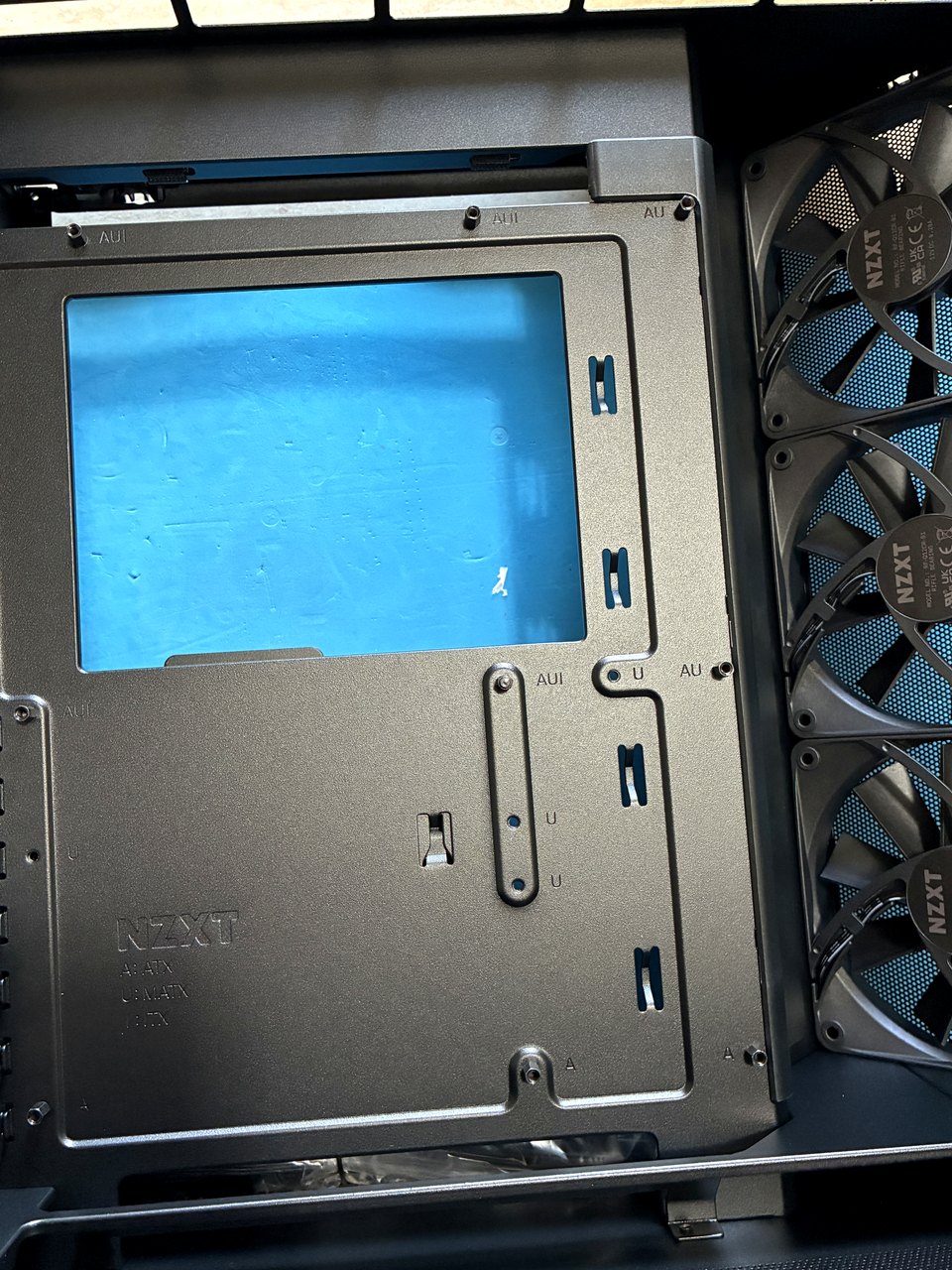Preparazione case NZXT con ventole laterali prima di fissare la scheda madre