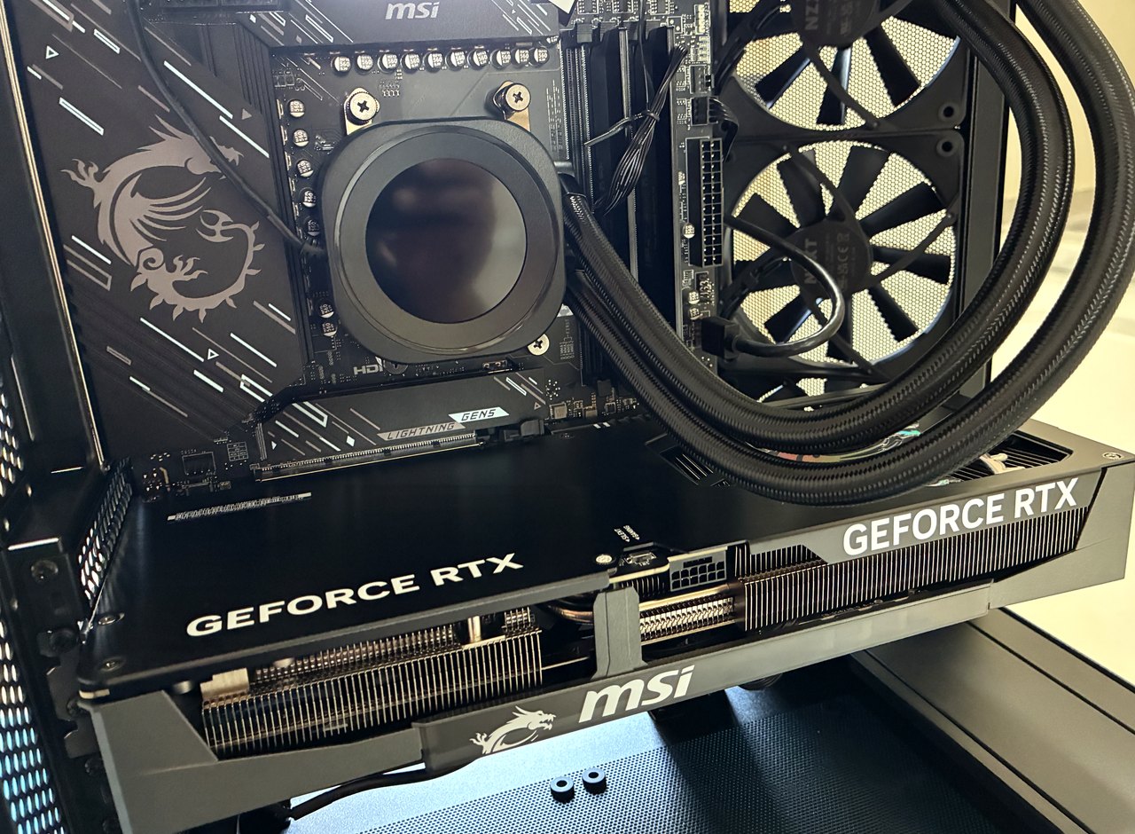 GPU MSI GeForce RTX e AIO Corsair montati nel PC gaming per Cernusco