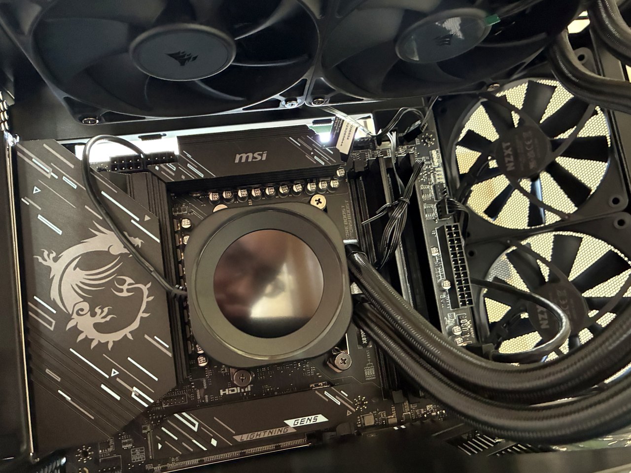 AIO Corsair con display LCD e ventole Corsair sul radiatore superiore