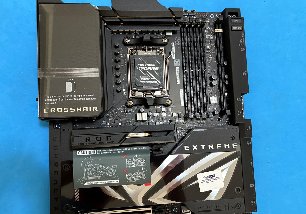 Scheda madre ASUS ROG Crosshair Extreme socket AM5 sul banco del laboratorio Brugherio