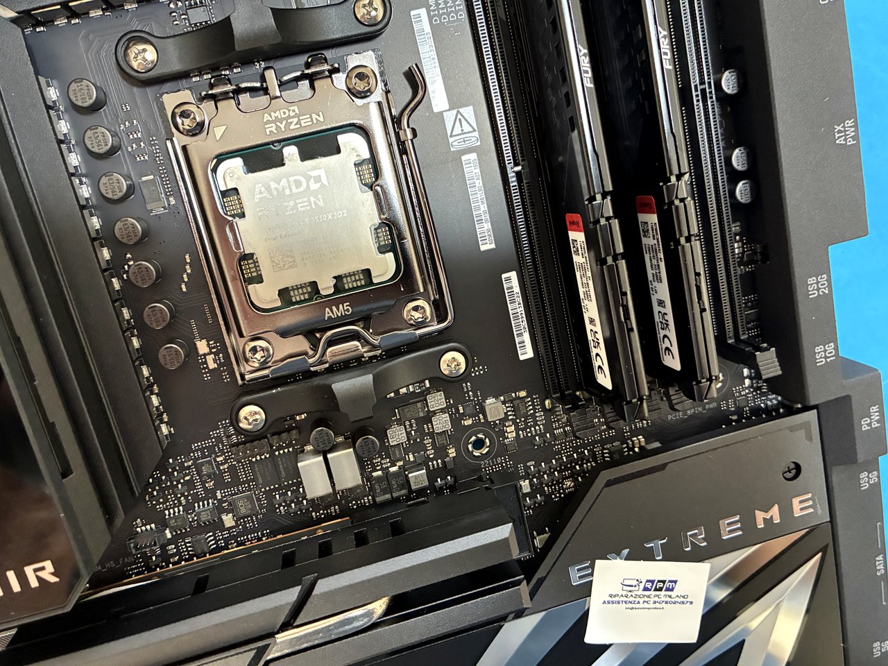 CPU AMD Ryzen 9 9950X3D e RAM Kingston FURY montate sulla ROG Crosshair Extreme AM5