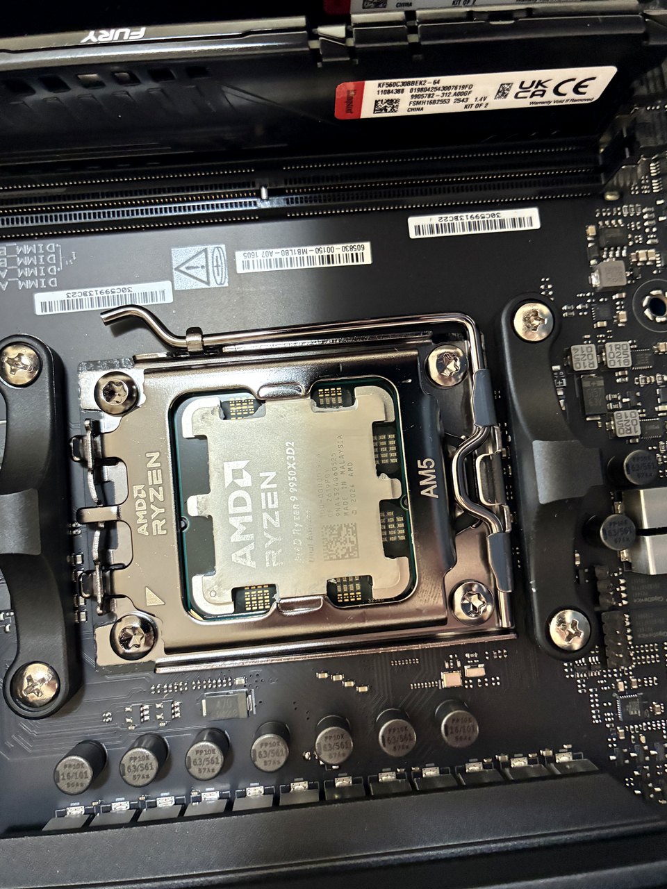 IHS AMD Ryzen 9 9950X3D sul socket AM5, etichetta Kingston FURY KF560C30BBEK2-64
