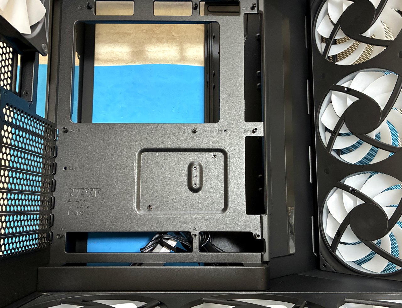 Case NZXT vuoto con tre ventole laterali bianche e tre ventole inferiori, laboratorio Brugherio