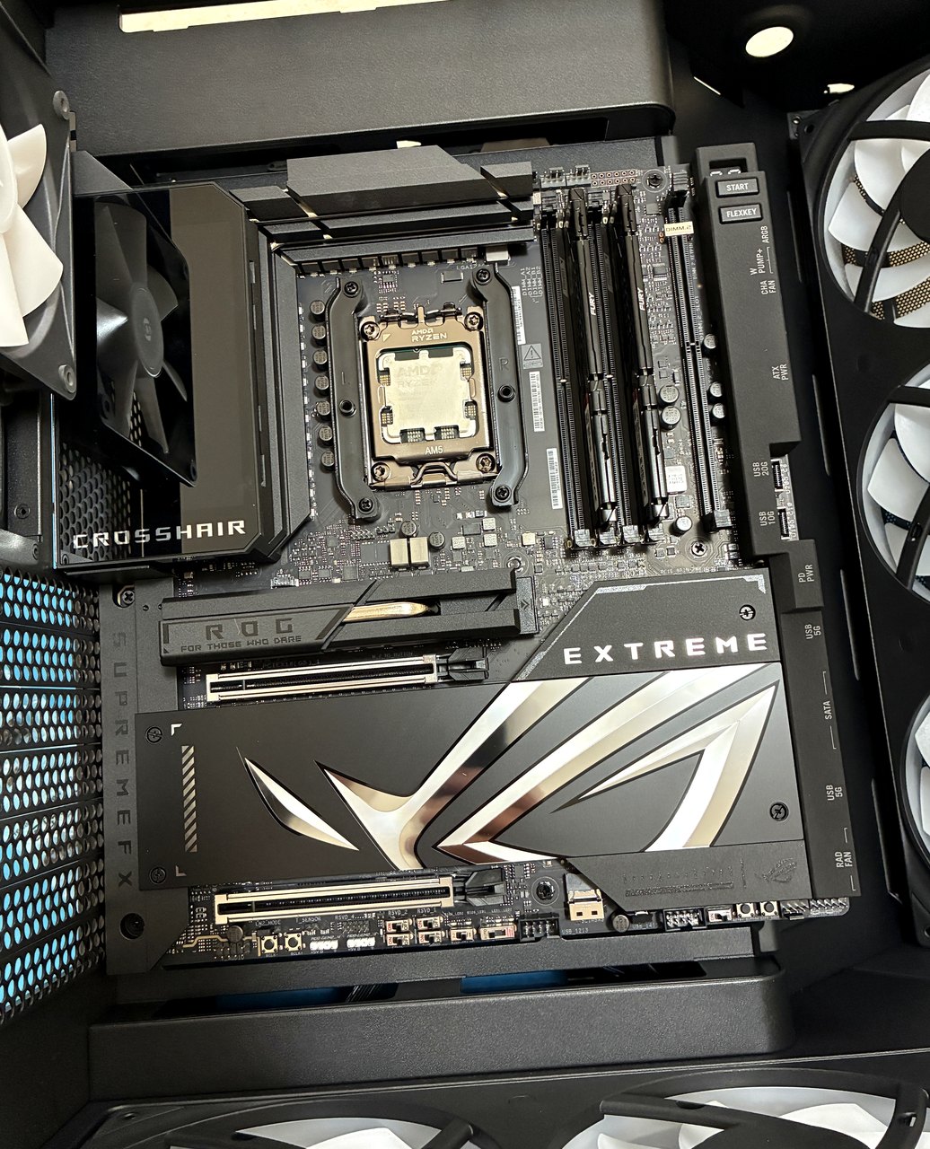 ROG Crosshair Extreme con Ryzen 9 9950X3D montata nel case NZXT a Brugherio
