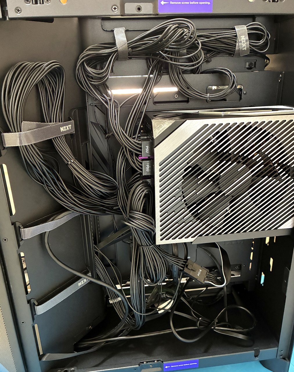Cablaggio retro case NZXT con fascette e alimentatore ASUS ROG Thor