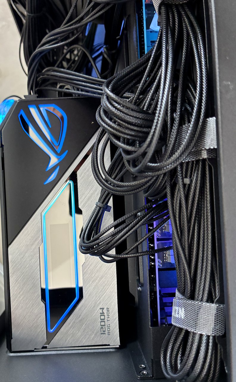 Alimentatore ASUS ROG Thor 1200W RGB con cablaggio nel case NZXT