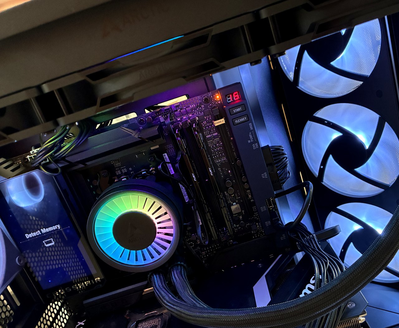 Primo avvio PC gaming: display Crosshair Detect Memory, pompa Arctic RGB, ventole NZXT