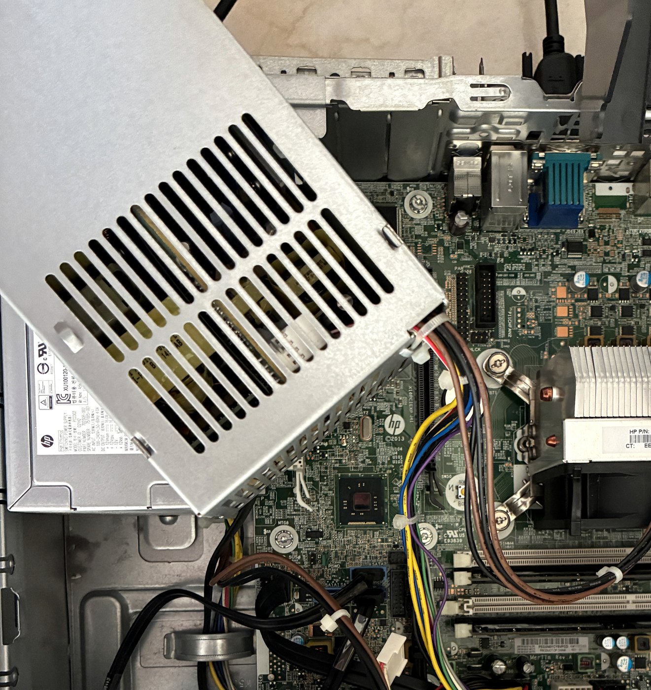 Dettaglio alimentatore proprietario HP EliteDesk SFF e cablaggio verso la scheda madre, laboratorio Brugherio