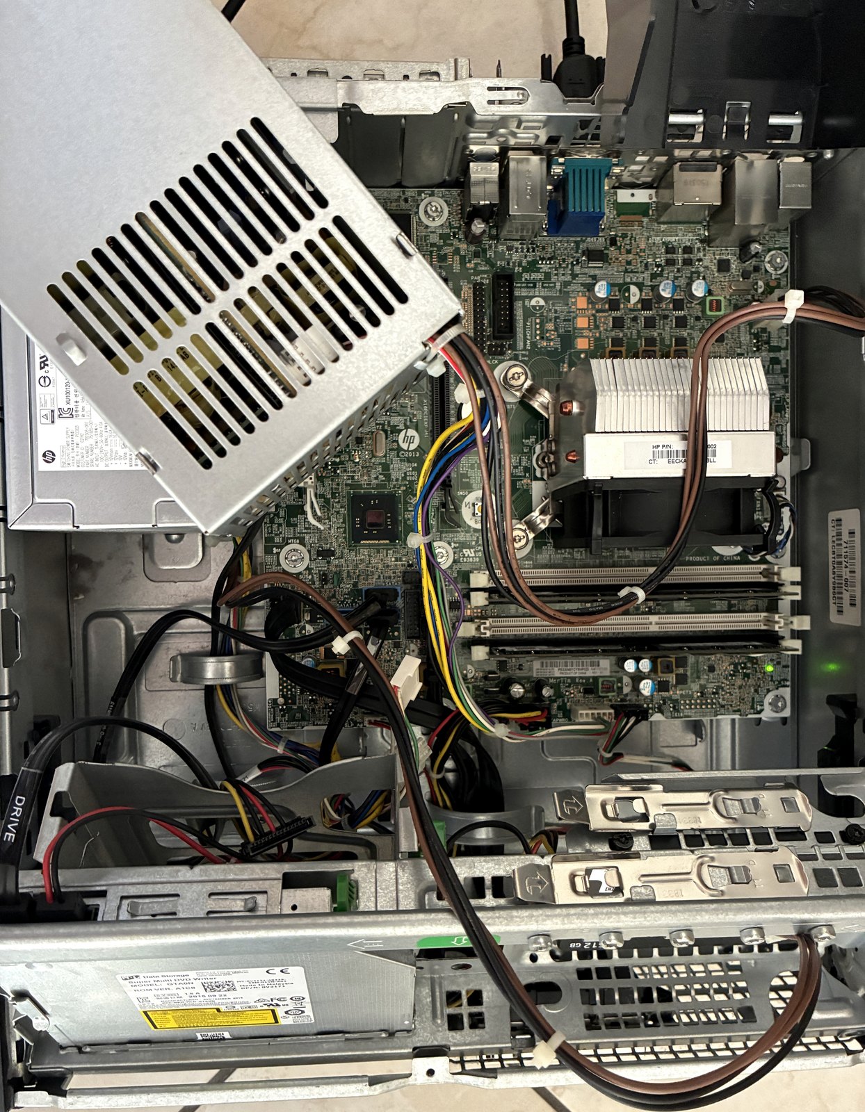 Sostituzione alimentatore proprietario su HP EliteDesk SFF in laboratorio a Brugherio