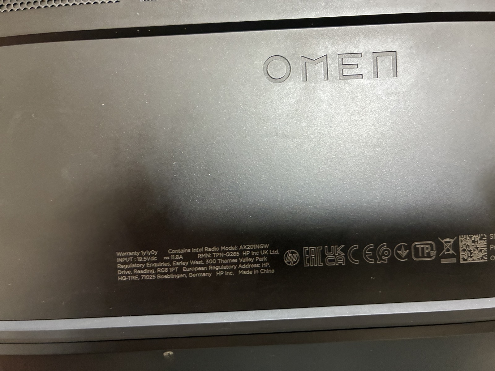 Scocca inferiore HP OMEN 16 con regulatory model number TPN-Q265 e indicazione Intel AX201 - identificazione modello Brugherio