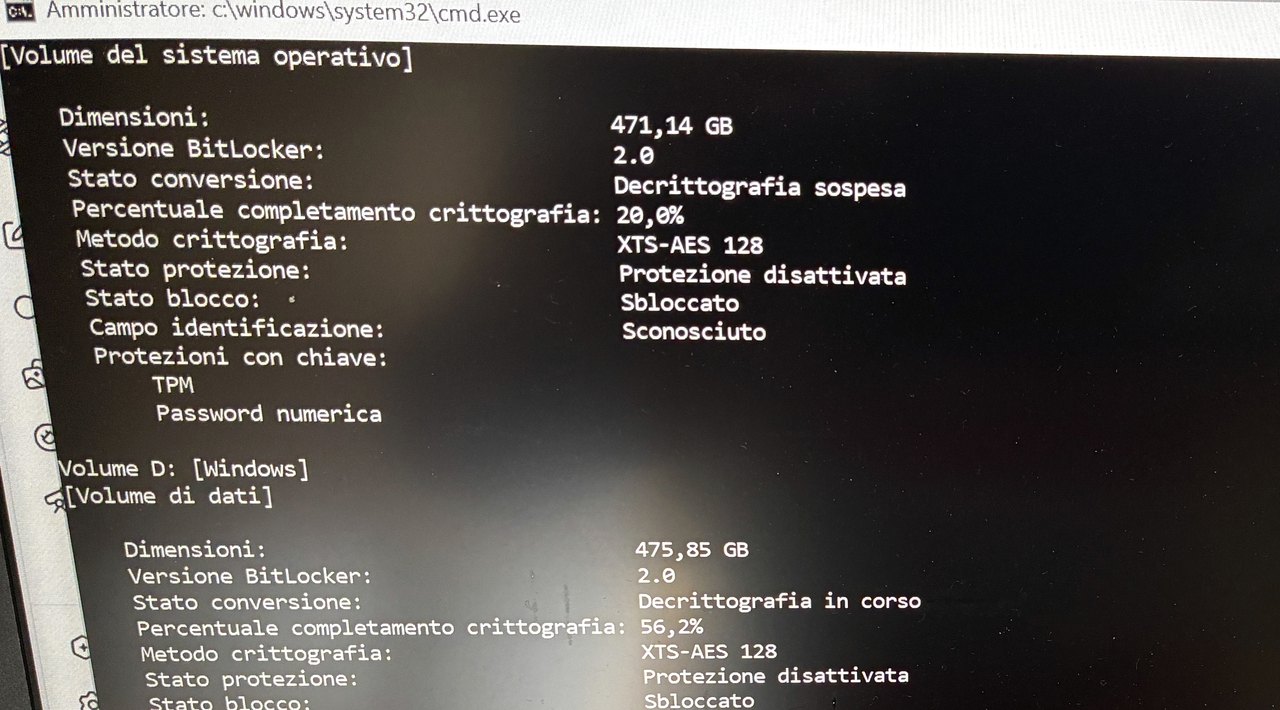 manage-bde: BitLocker 2.0 XTS-AES 128, volume C 471 GB in decrittografia sospesa, volume D 476 GB in corso