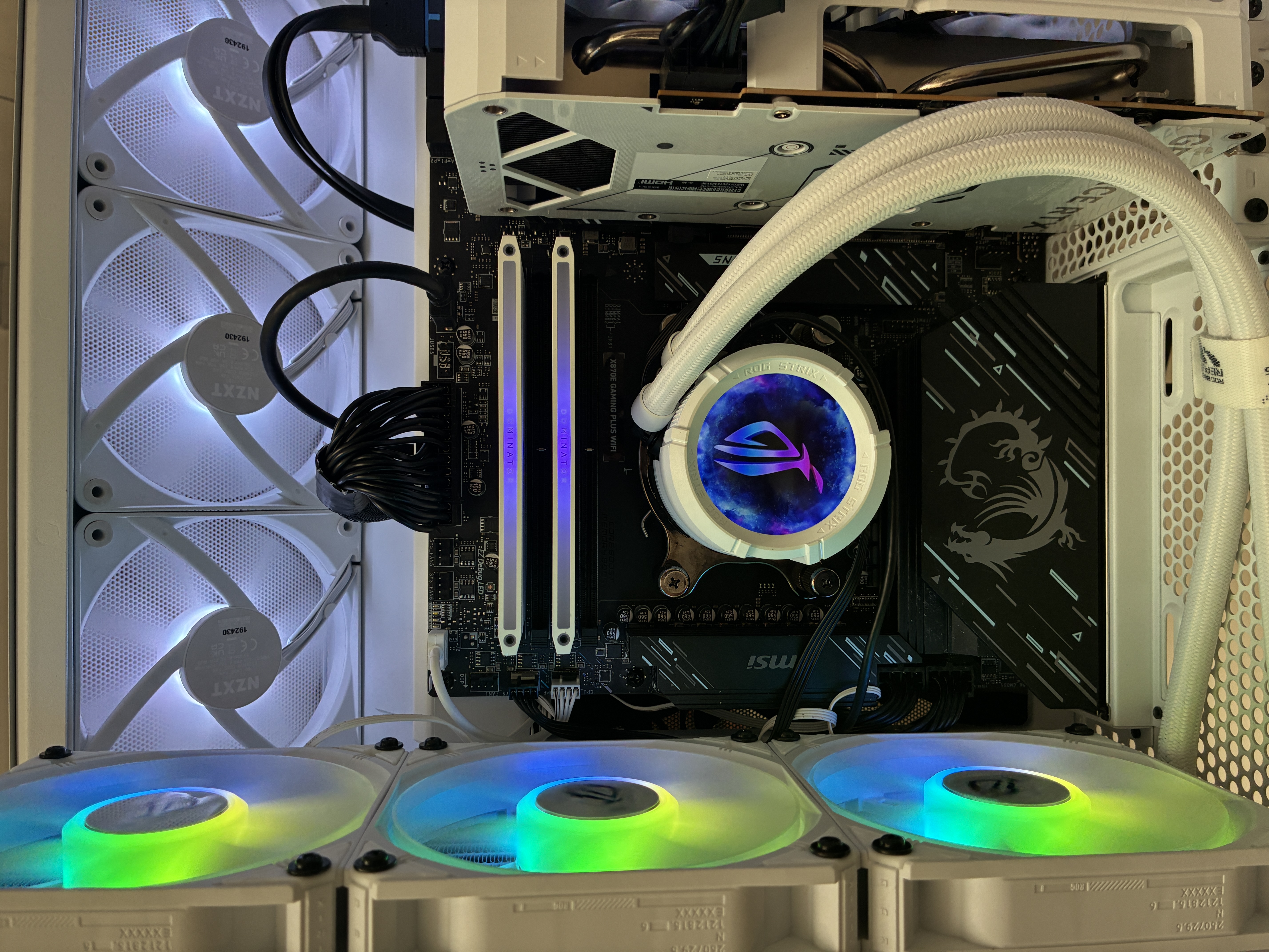 PC gaming white build completato con AIO ASUS ROG STRIX 360 RGB acceso, waterblock illuminato, ventole ROG STRIX ARGB e ventole NZXT bianche nel case NZXT